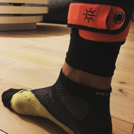 J’ai couru avec ce brassard LED pour être visible la nuit. Il est signé wantalis.fr !