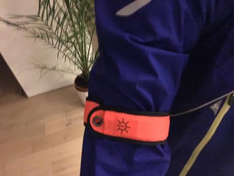 J’ai couru avec ce brassard LED pour être visible la nuit. Il est signé wantalis.fr !