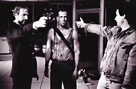 Alan Rickman, Bruce Willis et John McTiernan sur le tournage de Die Hard premier du nom. 