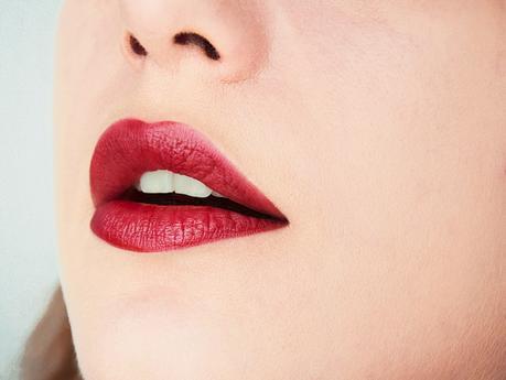 Crayons jumbos à lèvres Satin et Velvet Matte Lip Pencil de NARS : à la hauteur de leur réputation ? Crayon jumbo à lèvres Velvet Matte Lip Pencil Cruella de Nars - Swatch sur bouche