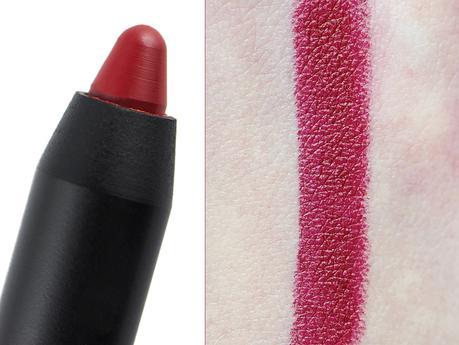 Crayons jumbos à lèvres Satin et Velvet Matte Lip Pencil de NARS : à la hauteur de leur réputation ? Crayon jumbo à lèvres Velvet Matte Lip Pencil Cruella de Nars - Packaging, mine et swatch