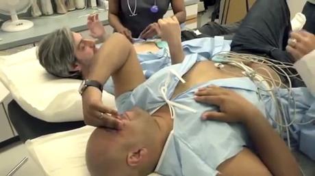 Deux hommes testent les contractions de l’accouchement !