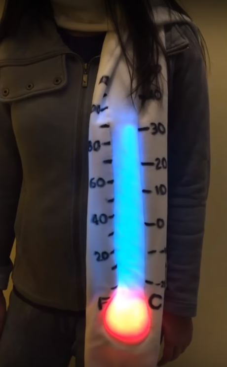 Elle invente une écharpe thermomètre avec des lumières LED !