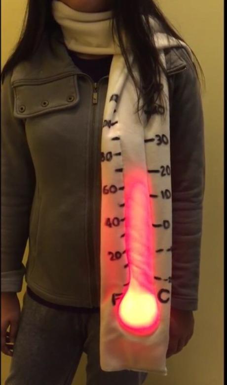 Elle invente une écharpe thermomètre avec des lumières LED !