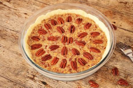 Pecan pie - tarte aux noix de pecan  avant la cuisson - Cuisine américaine  © Recettes d'ici et d'ailleurs