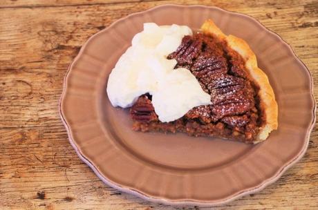 Pecan pie - tarte aux noix de pecan et sa crème fouettée maison - Cuisine américaine © Recettes d'ici et d'ailleurs