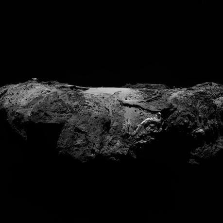 La région baptisée Imhotep, sur le plus grand lobe du noyau de Tchouri, vue ici de profil. Au centre, on peut distinguer le gros rocher Cheops comme poser au milieu d’une plaine relativement lisse. L’image a été prise le 2 janvier 2016 avec la caméra Osiris NAC (Narrow Angle Camera) de Rosetta à 86,8 km de la surface. Depuis décembre 2015, des « images du jour » d’Osiris sont publiées régulièrement. Retrouvez la galerie [ici] -- Crédit : ESA, Rosetta, MPS for OSIRIS Team, UPD, LAM, IAA, SSO, INTA, UPM, DASP, IDA
