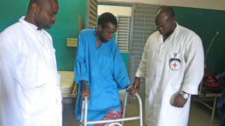 Hôpital de Gao, Mali. Assouman fait ses premiers pas, après avoir été soigné pour une blessure par balle à la jambe.