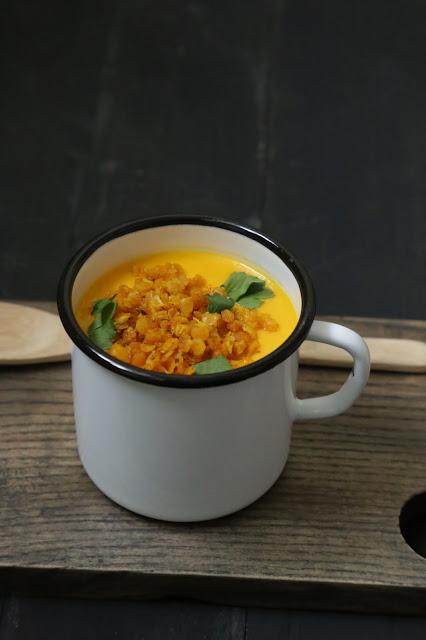 Soupe de carottes aux épices , au tahin et lentilles corail