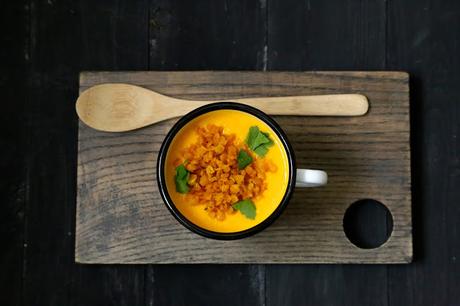 Soupe de carottes aux épices , au tahin et lentilles corail
