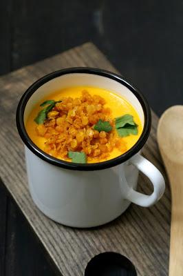Soupe de carottes aux épices , au tahin et lentilles corail