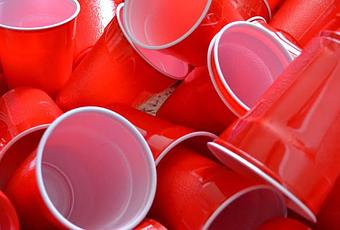 Le fameux gobelet rouge en plastique des Etats Unis | À Découvrir