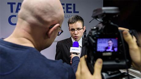 Le très discret champion tchèque David Navara est interviewé après sa victoire sur l'ex-leader Fabiano Caruana - Photo © Alina L'Ami