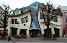 Crooked House polonaise