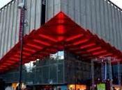 remarquable connasse croisée sortir d’un magasin