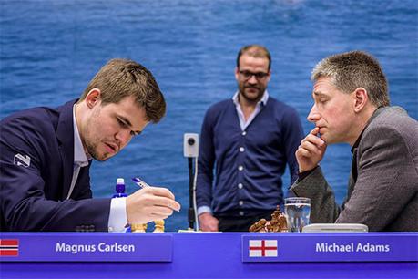 Magnus Carlsen est désormais sur orbite après sa 4ème victoire face au Britannique Adams - Photo © Alina L'Ami 