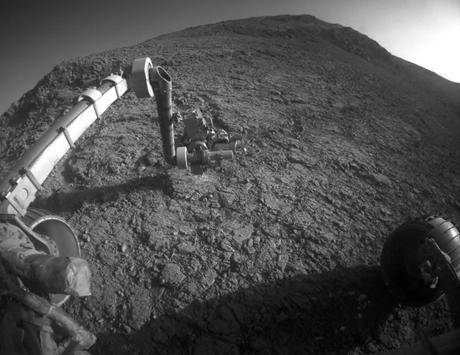 Image prise le 5 janvier 2016, ou 4.248e jour martien, sur la pente sud de la vallée de Marathon. Après avoir abrasé la surface d’un roche baptisée Private John Potts, l’instrument APXS (Alpha Particle X-Ray Spectrometer) est chargé d’identifier les composants chimiques -- Crédit : NASA, JPL-Caltech