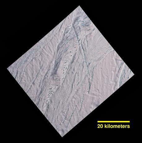 Située quelques degrés sous l’équateur d’Encelade, cette région arbore un réseau complexe de fractures et des éléments sombres jonchés sur les reliefs. L’image a été prise le 19 décembre 2015, lors du dernier survol de ce satellite de 500 km de diamètre de Saturne par la sonde [Cassini]. Le nord est en haut -- Crédit : NASA/JPL-Caltech/Space Science Institute
