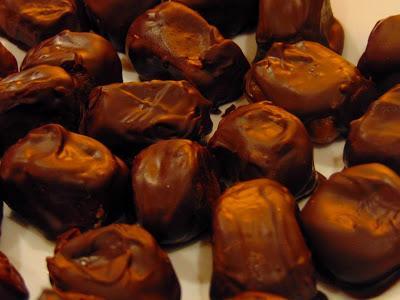 Chocolats fourrés au caramel de dattes