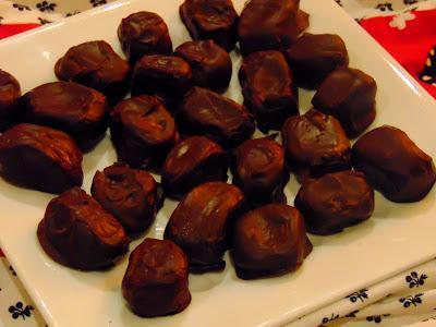 Chocolats fourrés au caramel de dattes Chocolats fourrés au caramel de dattes