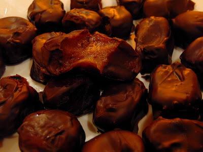 Chocolats fourrés au caramel de dattes Chocolats fourrés au caramel de dattes