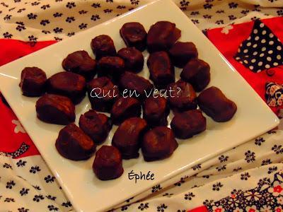 Chocolats fourrés au caramel de dattes Chocolats fourrés au caramel de dattes