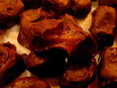 Chocolats fourrés au caramel de dattes Chocolats fourrés au caramel de dattes