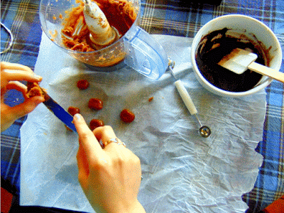 Chocolats fourrés au caramel de dattes Chocolats fourrés au caramel de dattes