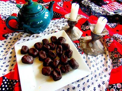 Chocolats fourrés au caramel de dattes Chocolats fourrés au caramel de dattes