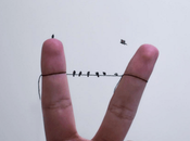 utilise mains pour réaliser scènes artistiques bluffantes