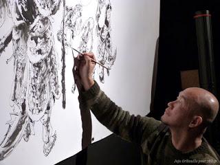 Kim Jung-Gi concentré lors de sa démonstration