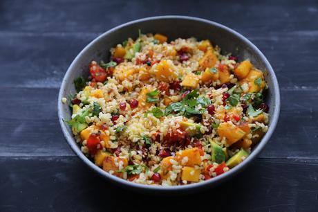 buddha bowl , huile de coco, avocat , grenade, mangue ,noix de coco