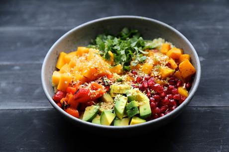 buddha bowl , huile de coco, avocat , grenade, mangue ,noix de coco