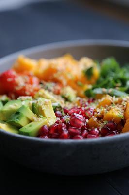 buddha bowl , huile de coco, avocat , grenade, mangue ,noix de coco