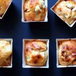 Mini cakes aux tomates confites, pignons et chèvre frais