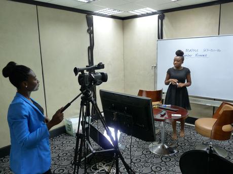 Filmée par Francesca, Esther Kwapong donne un cours de mathématiques qui est retransmis par satellite dans plusieurs écoles du Ghana, à Accra le 27 janvier.