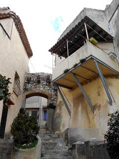 Après-midi tranquille dans les charmantes rues médiévales de Bouc Bel-Air