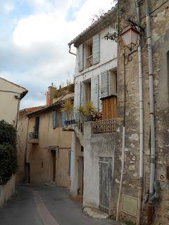 Après-midi tranquille dans les charmantes rues médiévales de Bouc Bel-Air