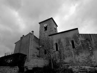 Après-midi tranquille dans les charmantes rues médiévales de Bouc Bel-Air