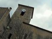 Après-midi tranquille dans charmantes rues médiévales Bouc Bel-Air