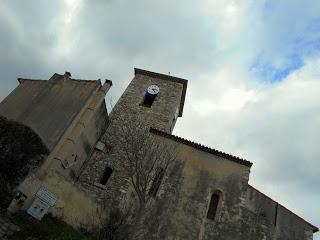 Après-midi tranquille dans les charmantes rues médiévales de Bouc Bel-Air