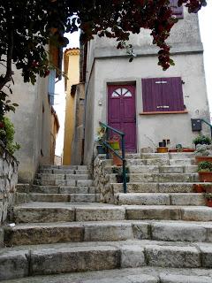 Après-midi tranquille dans les charmantes rues médiévales de Bouc Bel-Air