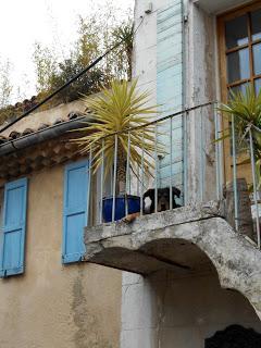 Après-midi tranquille dans les charmantes rues médiévales de Bouc Bel-Air