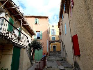 Après-midi tranquille dans les charmantes rues médiévales de Bouc Bel-Air