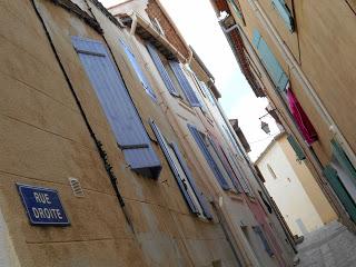 Après-midi tranquille dans les charmantes rues médiévales de Bouc Bel-Air