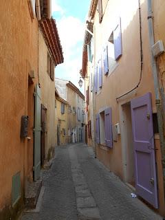 Après-midi tranquille dans les charmantes rues médiévales de Bouc Bel-Air