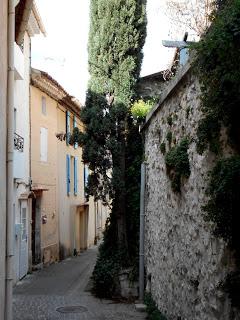 Après-midi tranquille dans les charmantes rues médiévales de Bouc Bel-Air