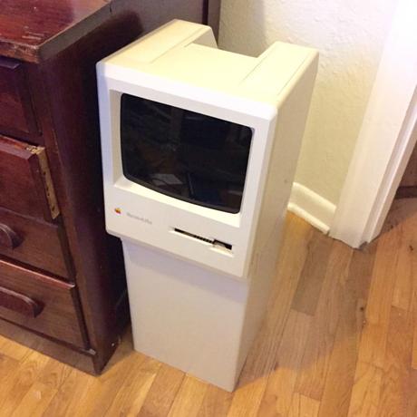 Un vieux Macintosh Plus datant de 1986 transformé en poubelle