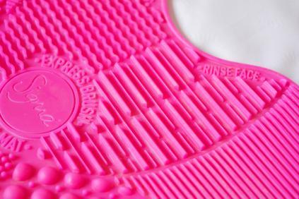 SIGMA SPA EXPRESS BRUSH CLEANING MAT, ou l’art de nettoyer nos pinceaux make-up.