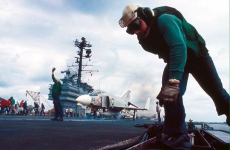 Le porte-avions américain 'USS Forrestal' – août 1968 Légende Le porte-avions 'USS Forrestal' de l'US Navy en août 1968. ©Gilles Caron/Fondation Gilles Caron/ Gamma-Rapho
